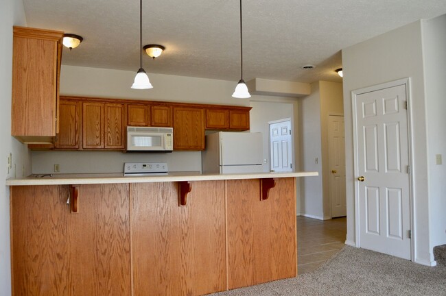 Building Photo - Spacious 3 Bedroom Condo!