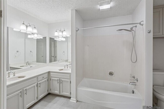 Building Photo - 3325 Myrtle Grove Dr