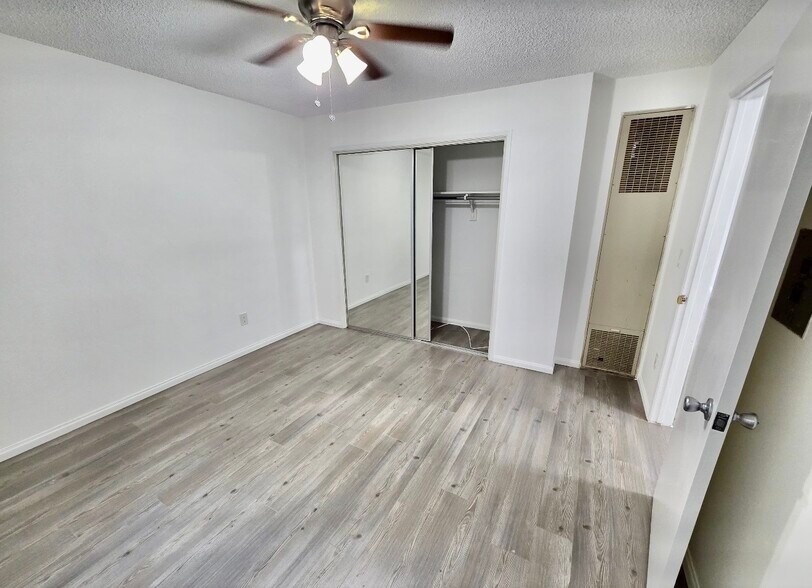 Building Photo - 3833 Mentone Ave