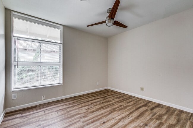Building Photo - 511 E Hathaway Dr