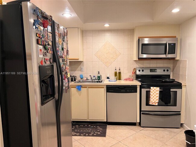 Building Photo - 200 Leslie Dr