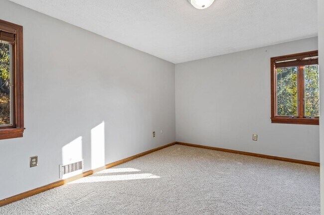 Building Photo - Spacious 4 Bed 2.5 Bath Home Located in North Hills School District - Available September 1st!
