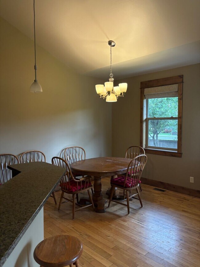 Building Photo - 3114 Madrona Ln