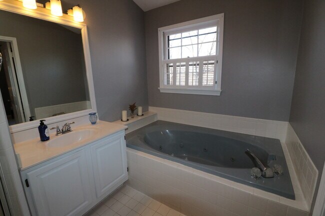 Building Photo - Gorgeous Luxury TH 4 bed, 3.5 bath w/ Wood...