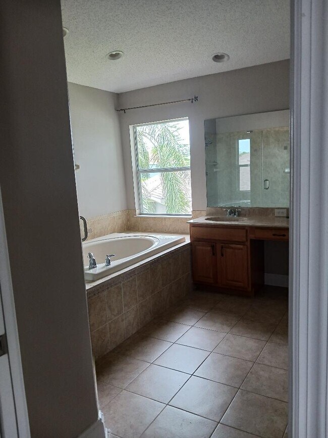 Building Photo - 2012 Fern Ridge Ct