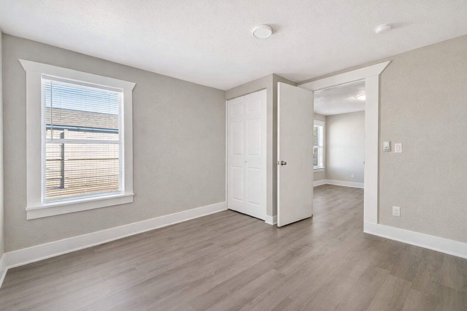 Building Photo - 1218 S 15th Dr