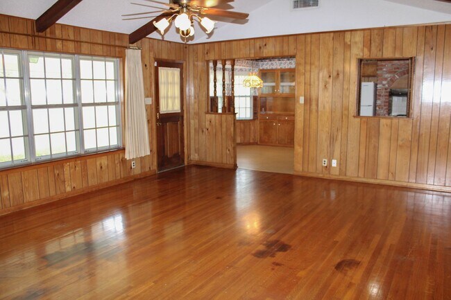 Building Photo - COLONIAL HILLS, NORTH EAST I.S.D.