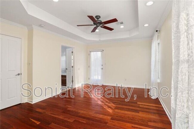 Building Photo - 4421 Lakewood Dr