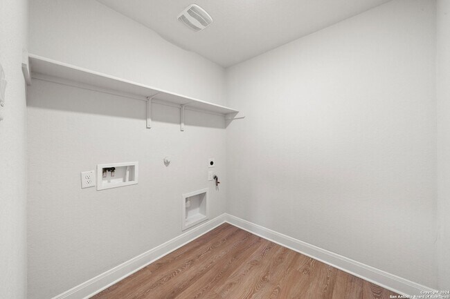 Building Photo - 1080 Amble Oak