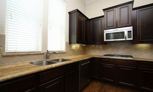 Building Photo - 2027 Fannin Station W