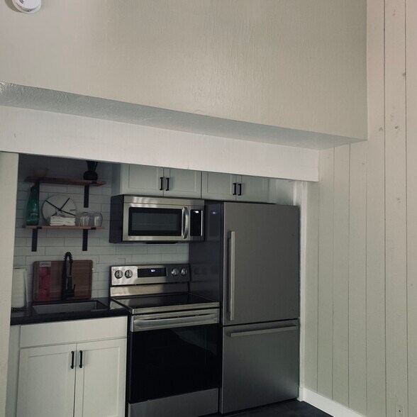 kitchen area - 23501 Ave La Caza
