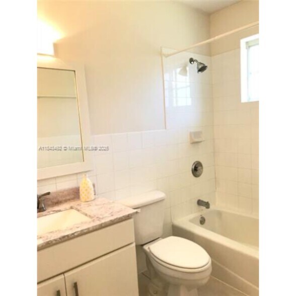 Building Photo - 10525 SW 77th Ct