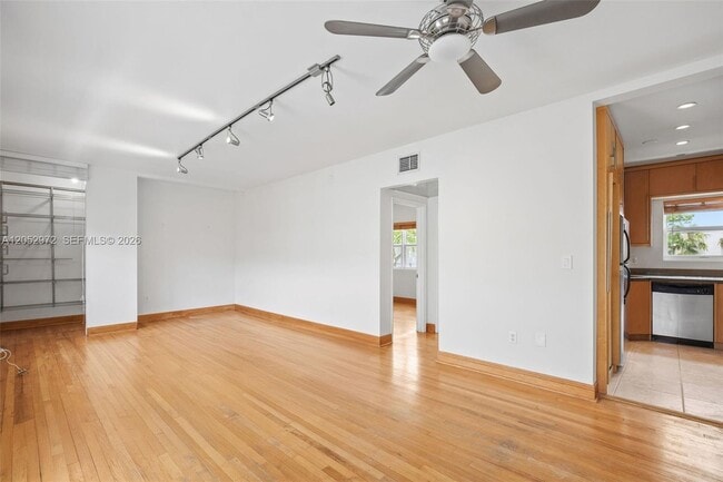 Building Photo - 1100 Venetian Way
