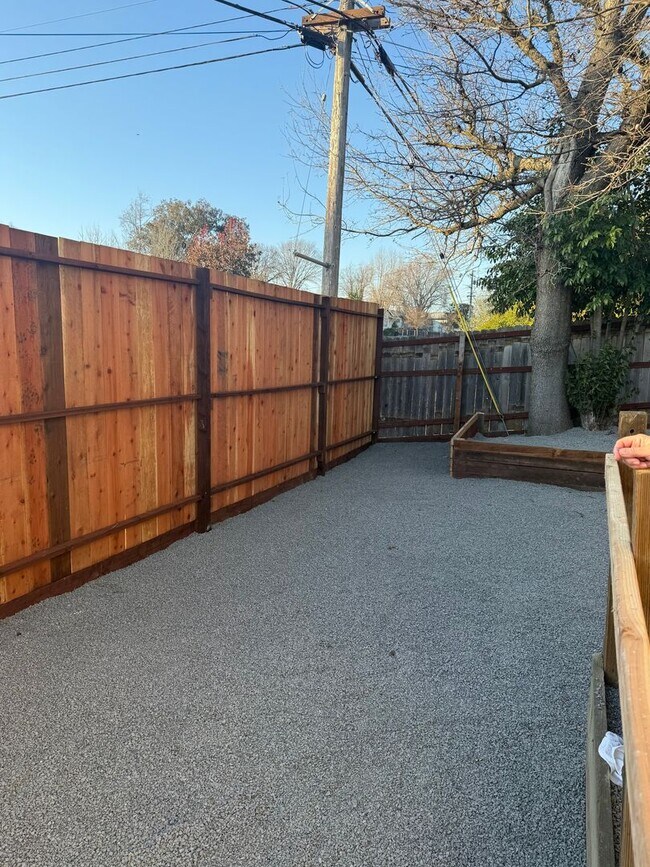 Building Photo - Beautiful remodeled 3 bedroom, 2 bathroom home in Central Petaluma