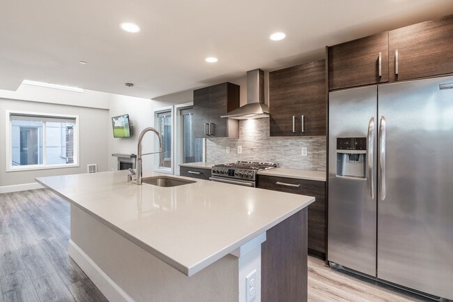 Building Photo - Welcome Home Modern Townhome in the heart of Freemont