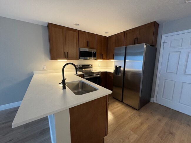 Building Photo - Fully Renovated Townhome | Modern Quartz K...