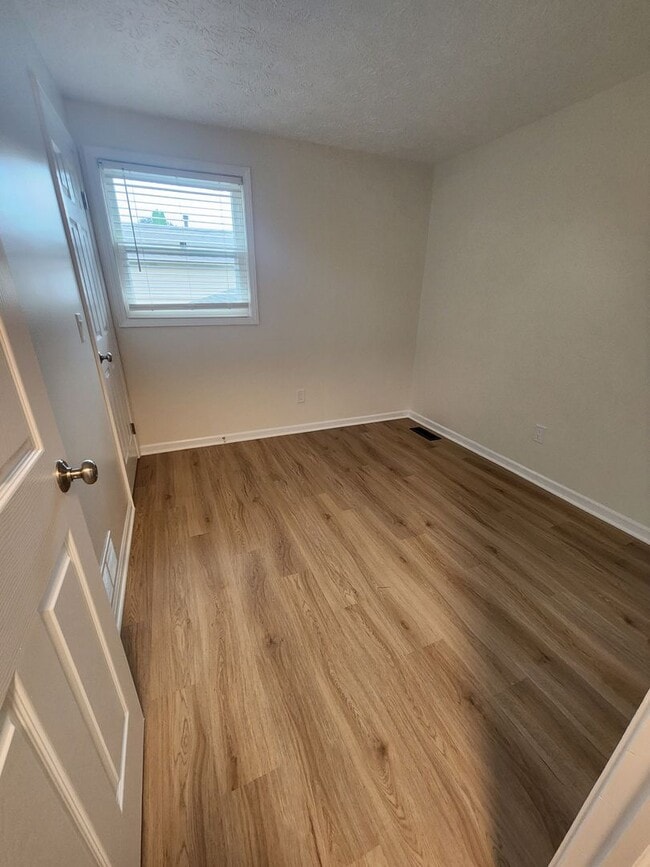 Building Photo - For Rent – Beautiful 3-Bedroom Split-Level...