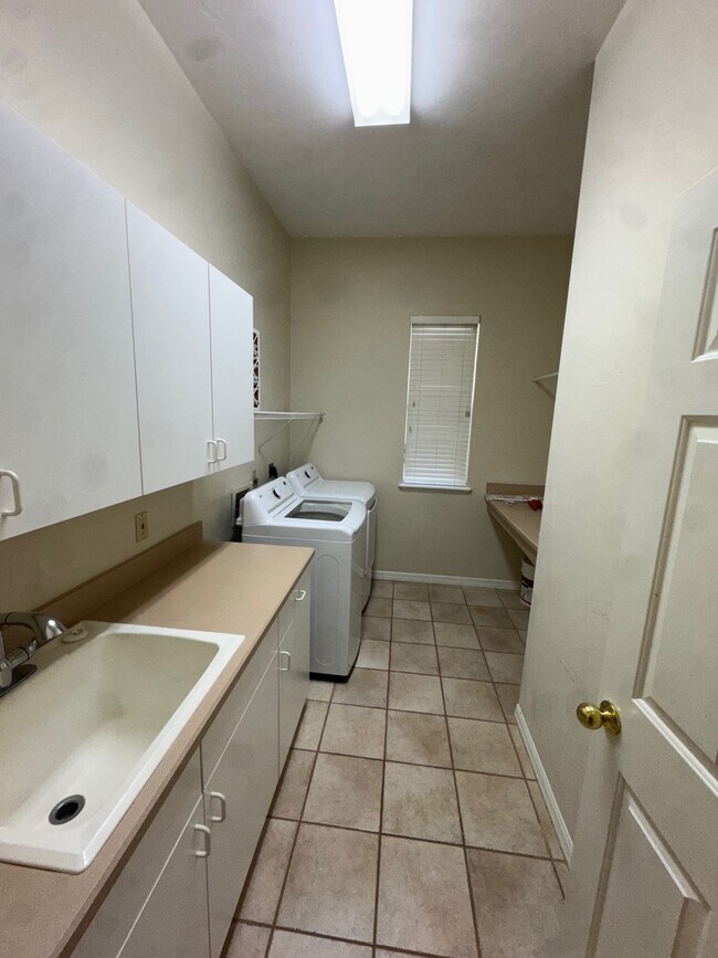 Building Photo - 4404 SW 91st Dr