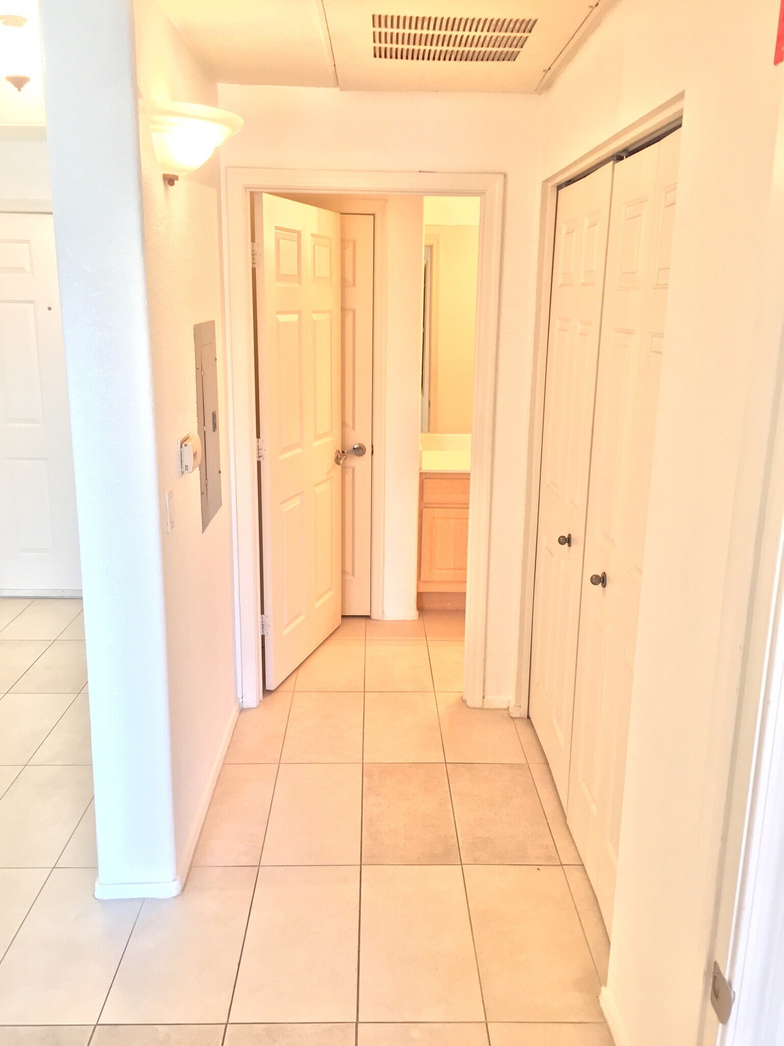 Building Photo - 420 W 1st St