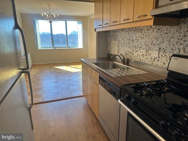Building Photo - 10201 Grosvenor Pl