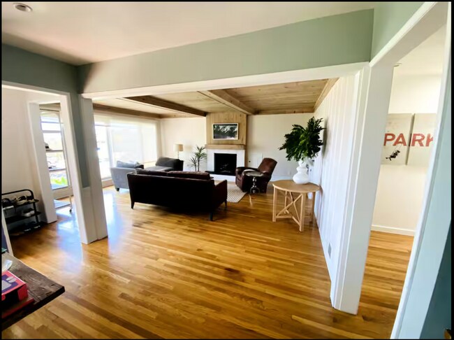 Building Photo - Your very own slice of Paradise...Unfurnis...