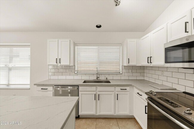 Building Photo - 2212 E Vista Bonita Dr
