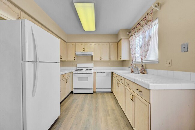 Building Photo - N Las Vegas Single Family Home - New Paint and LVP Flooring
