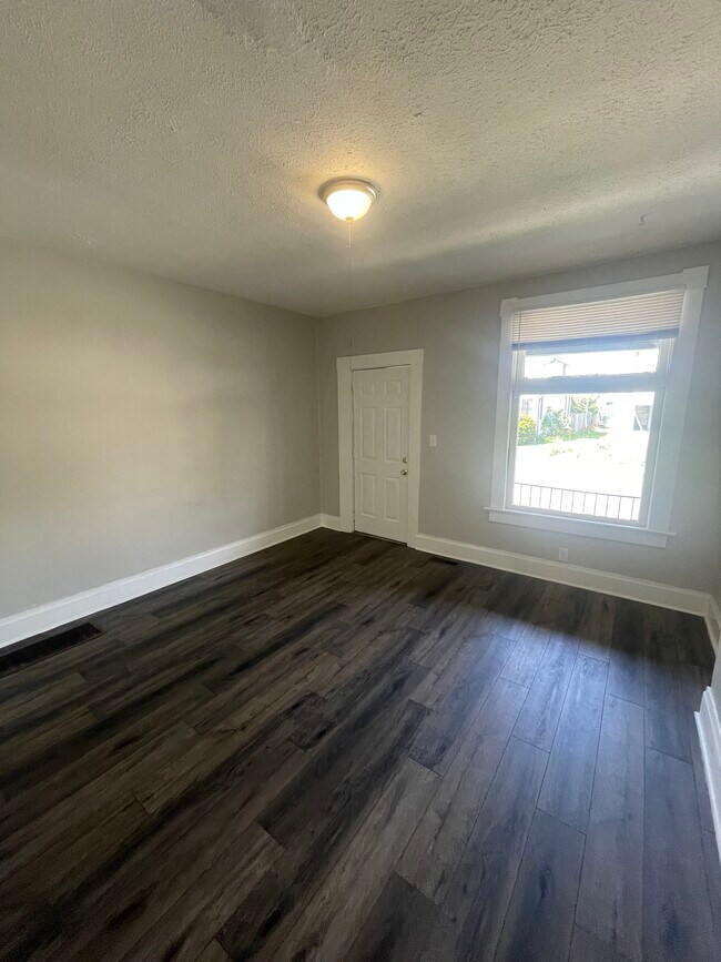 Building Photo - 495 Frebis Ave