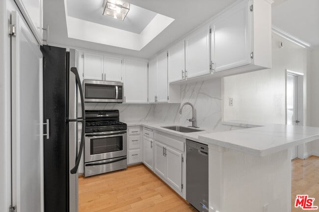 Building Photo - 1225 Armacost Ave