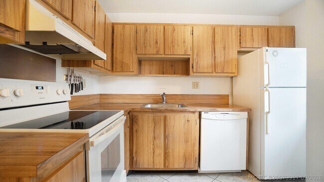 Building Photo - 505 Gardens Dr
