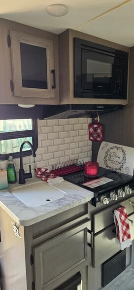 Building Photo - 206 New Iris Ln