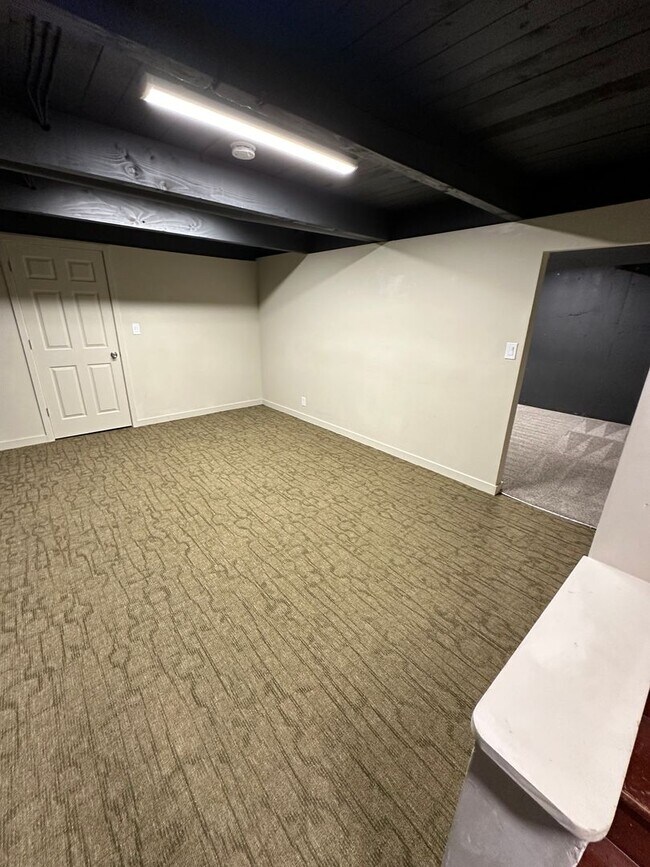 Building Photo - Bench Location Just Minutes to Downtown and BSU!