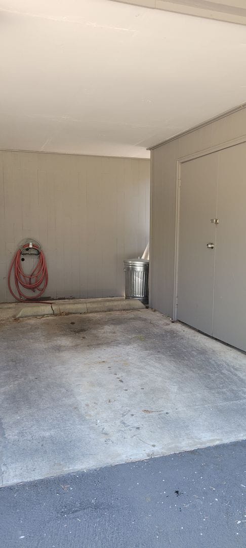 Building Photo - Redmond Bridle Trails One bedroom!
