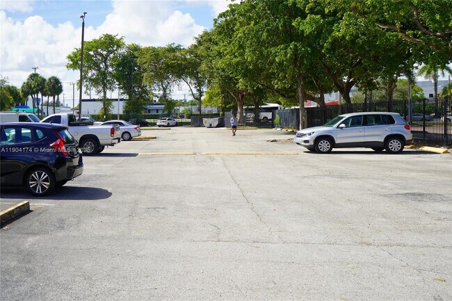 Building Photo - 1470 NE 123rd St