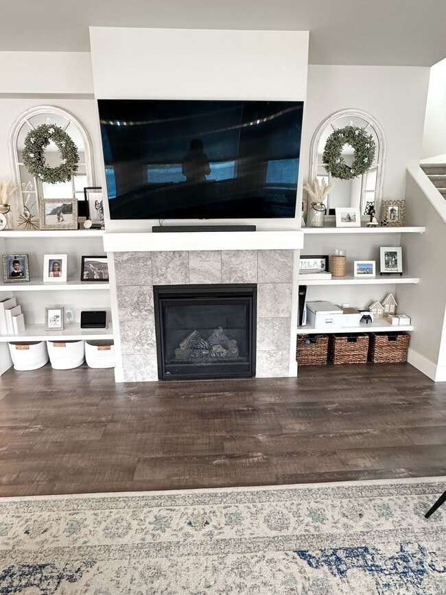 Building Photo - MASSIVE, CUSTOM 4B/2.5B Eagle River Home! ...