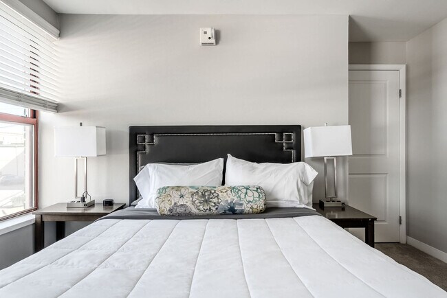 Building Photo - 615 N East St