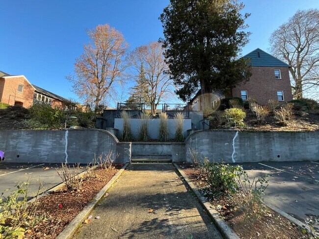 Building Photo - Beautiful 1Bd/ 1Ba Vintage Condo Located in Mt. Tabor! In Unit Laundry, Parking Space, storage un...