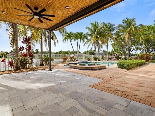 Building Photo - 926 Marina Dr