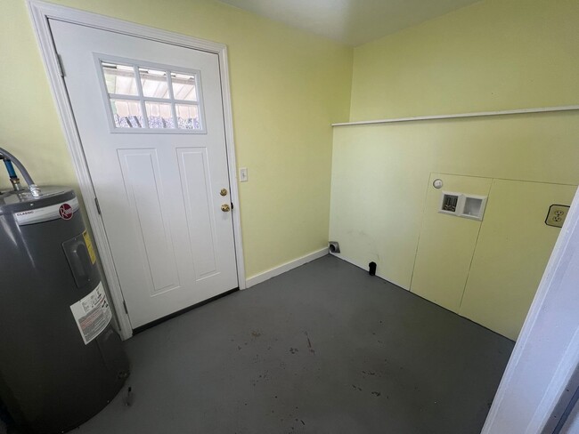 Building Photo - 8020 Hwy 43