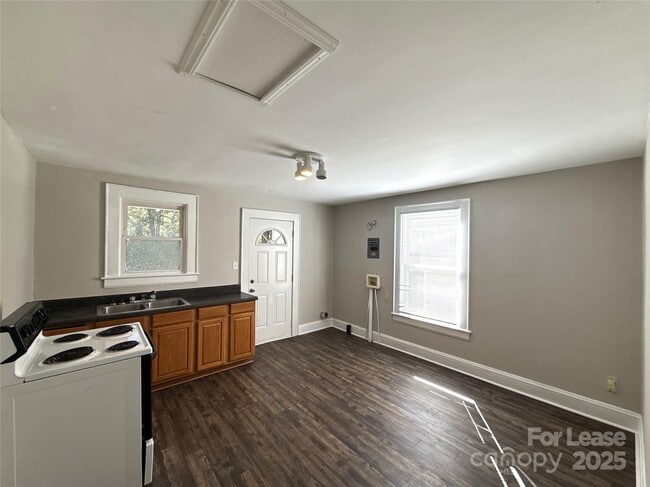 Building Photo - 904 Harrill St