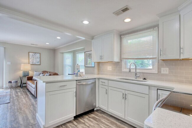 Building Photo - 1563 Elizabeth Rd