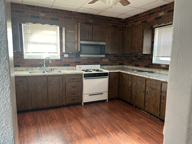 Building Photo - 215 N 4th St