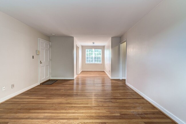 Building Photo - 109 E Glebe Rd