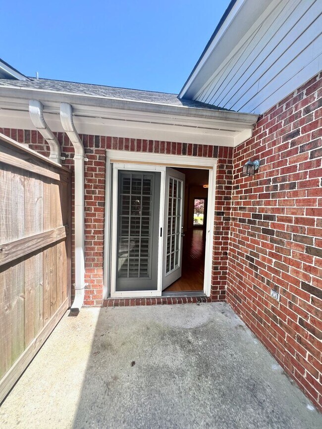 Building Photo - 1600 Sturdivant Dr