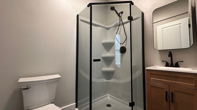 Building Photo - 3 bed 2 bath in Atlanta!