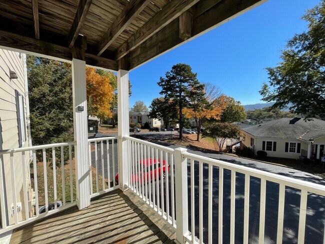 Building Photo - 1311 Villa Way