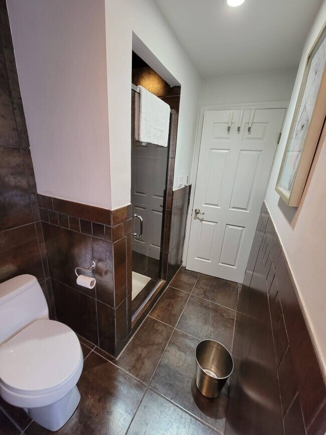 2ND FL. BATHROOM - 1834 Brandywine St