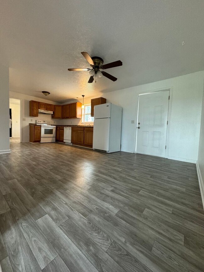 Building Photo - Country living with this large 3 bedroom 2 full bath home