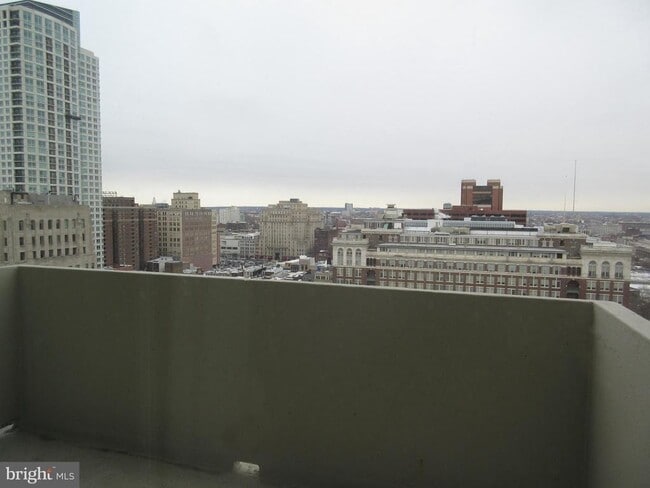 Building Photo - 604 S Washington Square