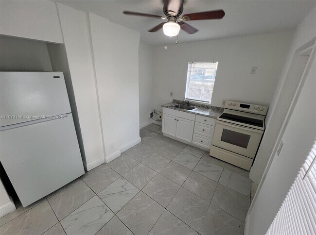 Building Photo - 1935 SW 2nd St